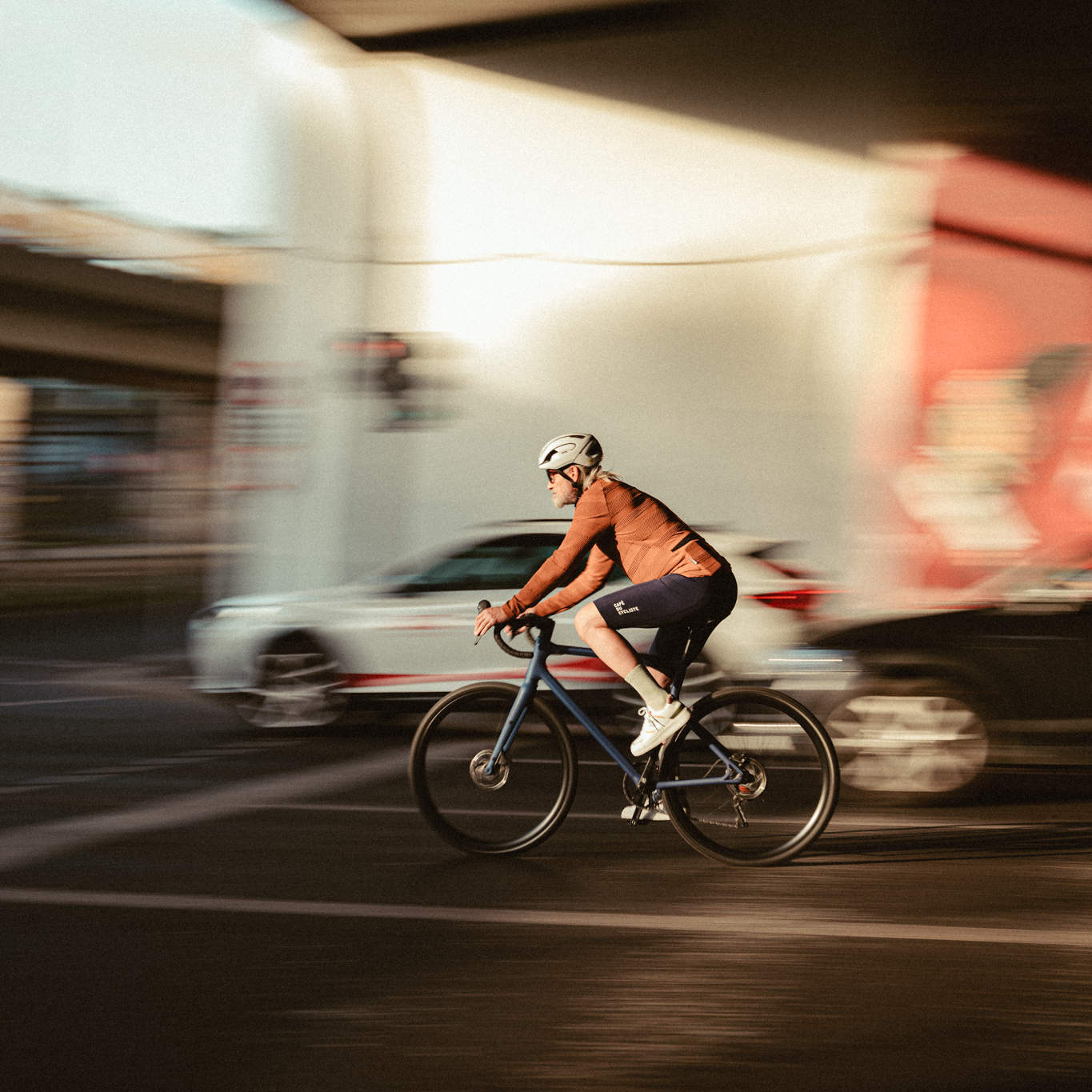 Café du Cycliste Corinne Langarm Radtrikot Herren 72dpi_3628_WWW-CHRISTOF-WOLF-COM_PaulPrediger_HW23_crop