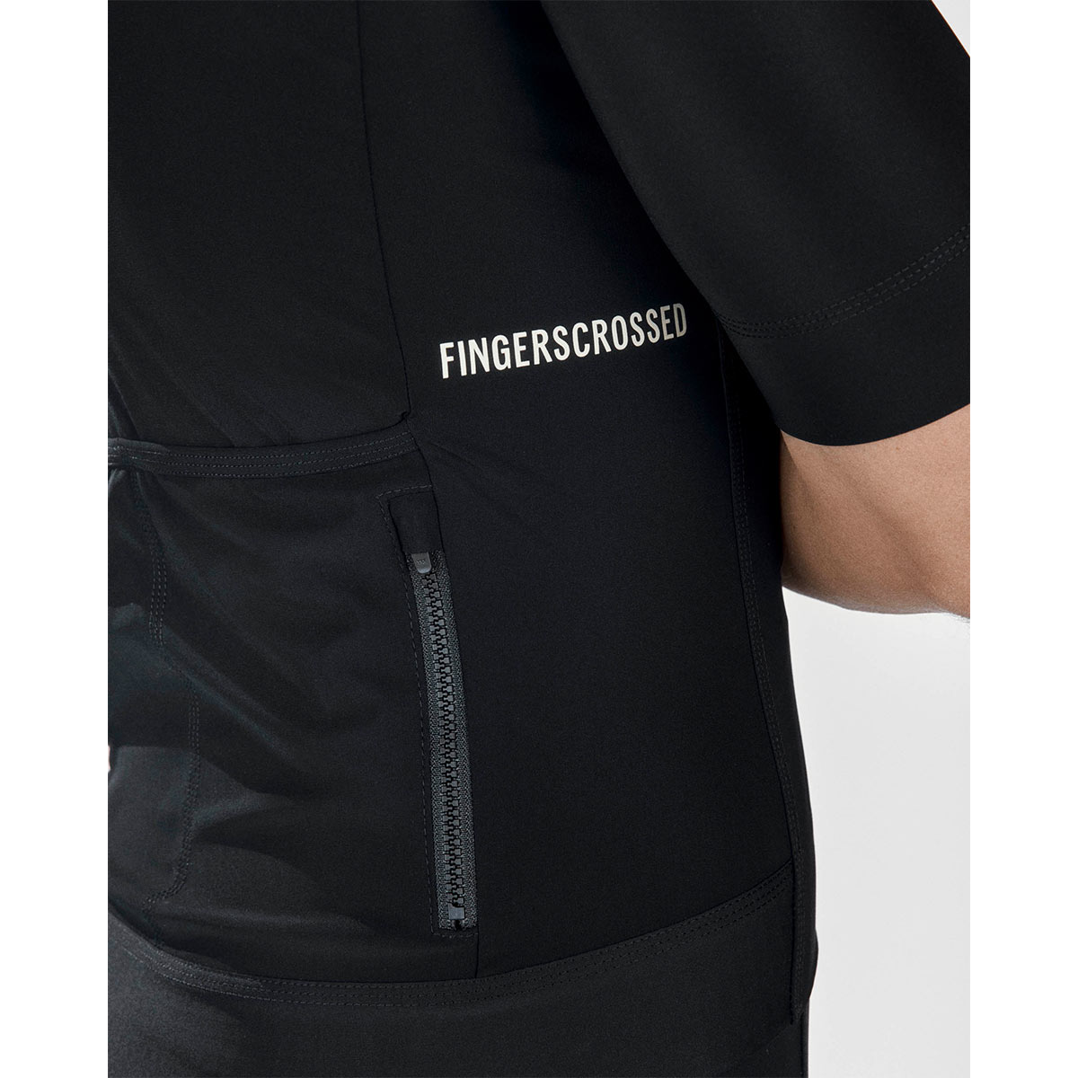 FINGERSCROSSED ROAD JERSEY MEN Fahrradtrikot Trikot Rennrad Männer kurzarm shortsleeve black schwarz FINGERSCROSSED ROAD JERSEY MEN Fahrradtrikot Trikot Rennrad Männer kurzarm shortsleeve black schwarz Detail hinten Tasche Reißverschluss Logo