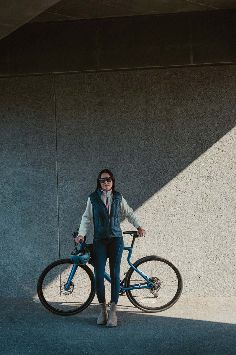 Café du Cycliste Alexia Isolierte Weste Unisex 72dpi_0115_WWW-CHRISTOF-WOLF-COM_PaulPrediger_HW23EpPw8jfsX0OsO