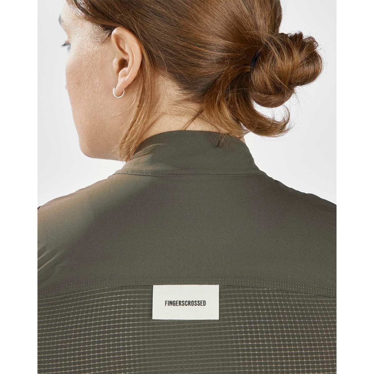 FINGERSCROSSED ##ROAD VEST WOMEN Radsport Weste Damen Windbreaker olive FINGERSCROSSED ##ROAD VEST WOMEN Radsport Weste Damen Windbreaker olive on Model hinten Detail Logo Mesh
