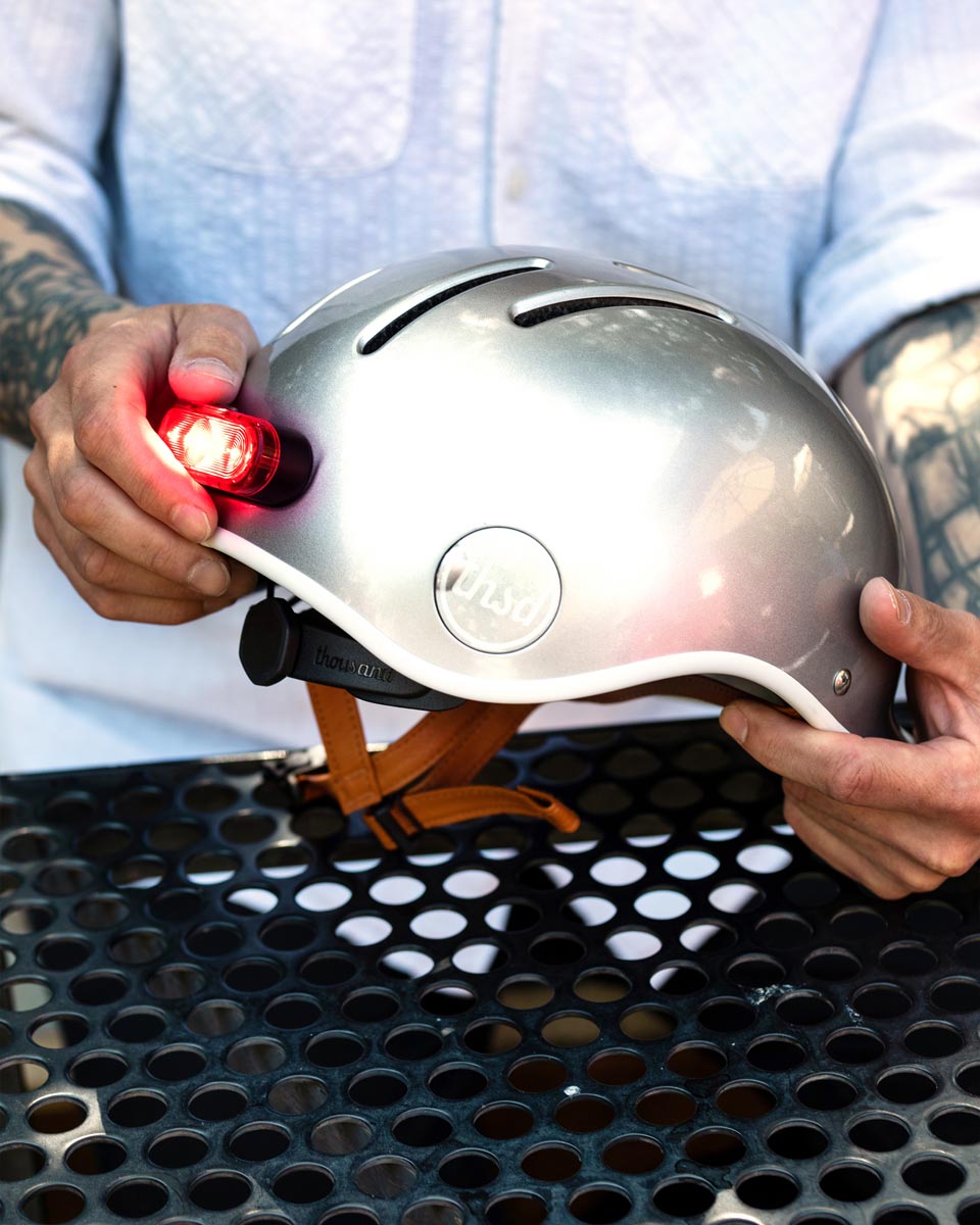 Thousand Heritage 2.0 Magnet Licht thousand-helmet-heritage2-lifestyle-so-silver-3