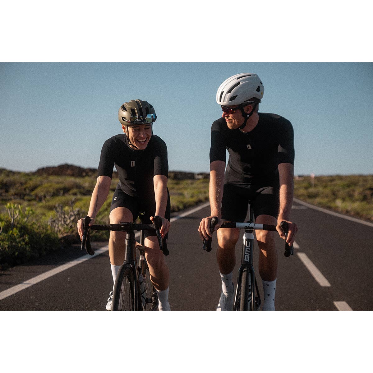 FINGERSCROSSED #ROAD BIB WOMEN Fahrradhose Damen Radsport schwarz black FINGERSCROSSED #ROAD BIB WOMEN Fahrradhose Damen Radsport schwarz black Frau und Mann auf Rad