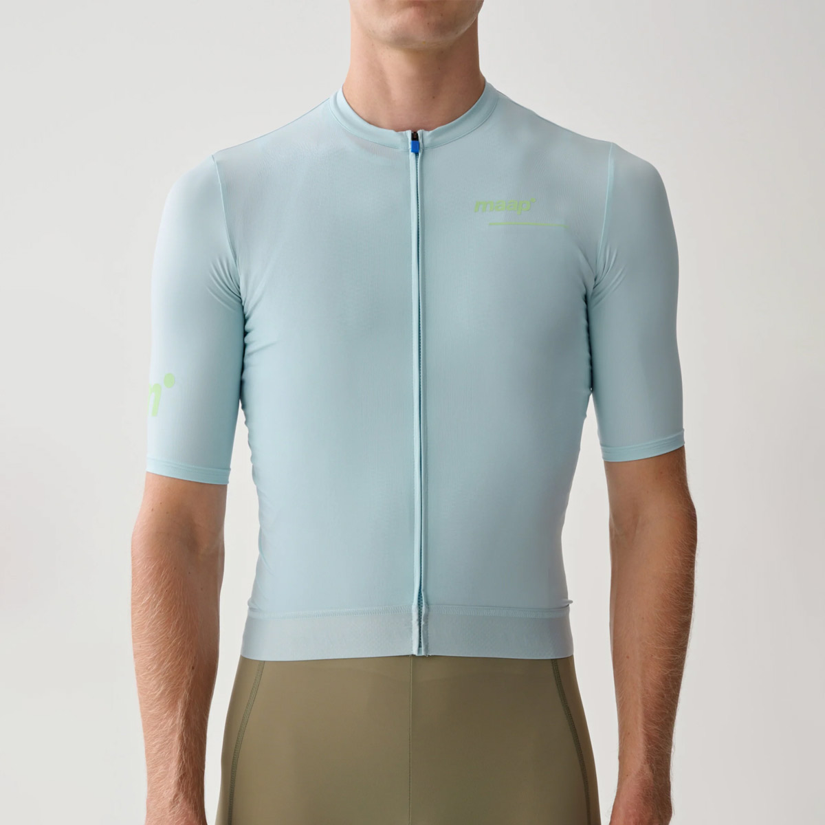 MAAP Training Jersey Men Radsport Trikot Stella Blue Blau MAAP Training Jersey Men Radsport Trikot Stella Blue Blau am Model frontal Reißverschluss