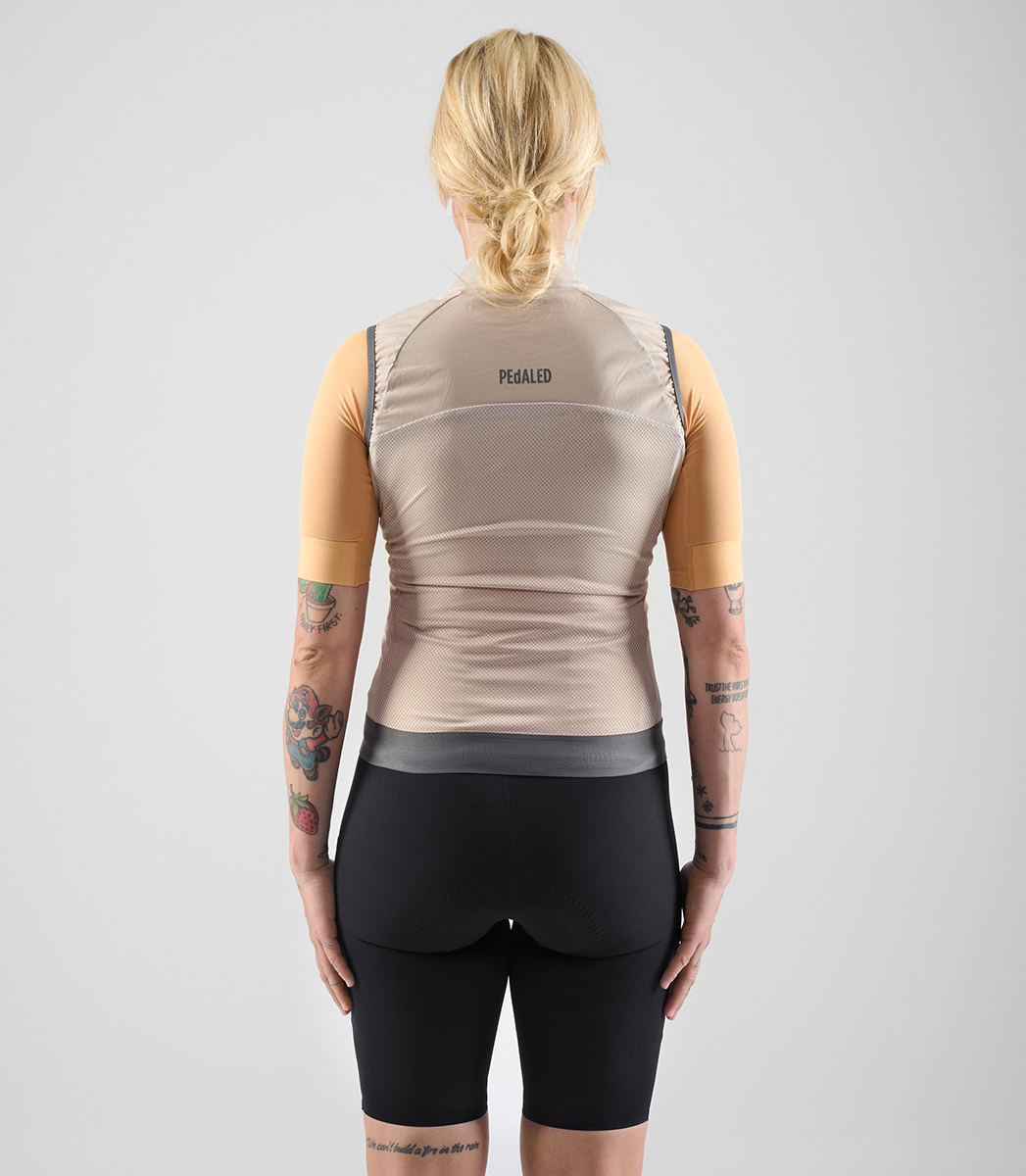 PEdALED Element Airtastic Windweste Damen PEdALED_W_ELEMENT_WINDPROOF_VEST_BEIGE_04