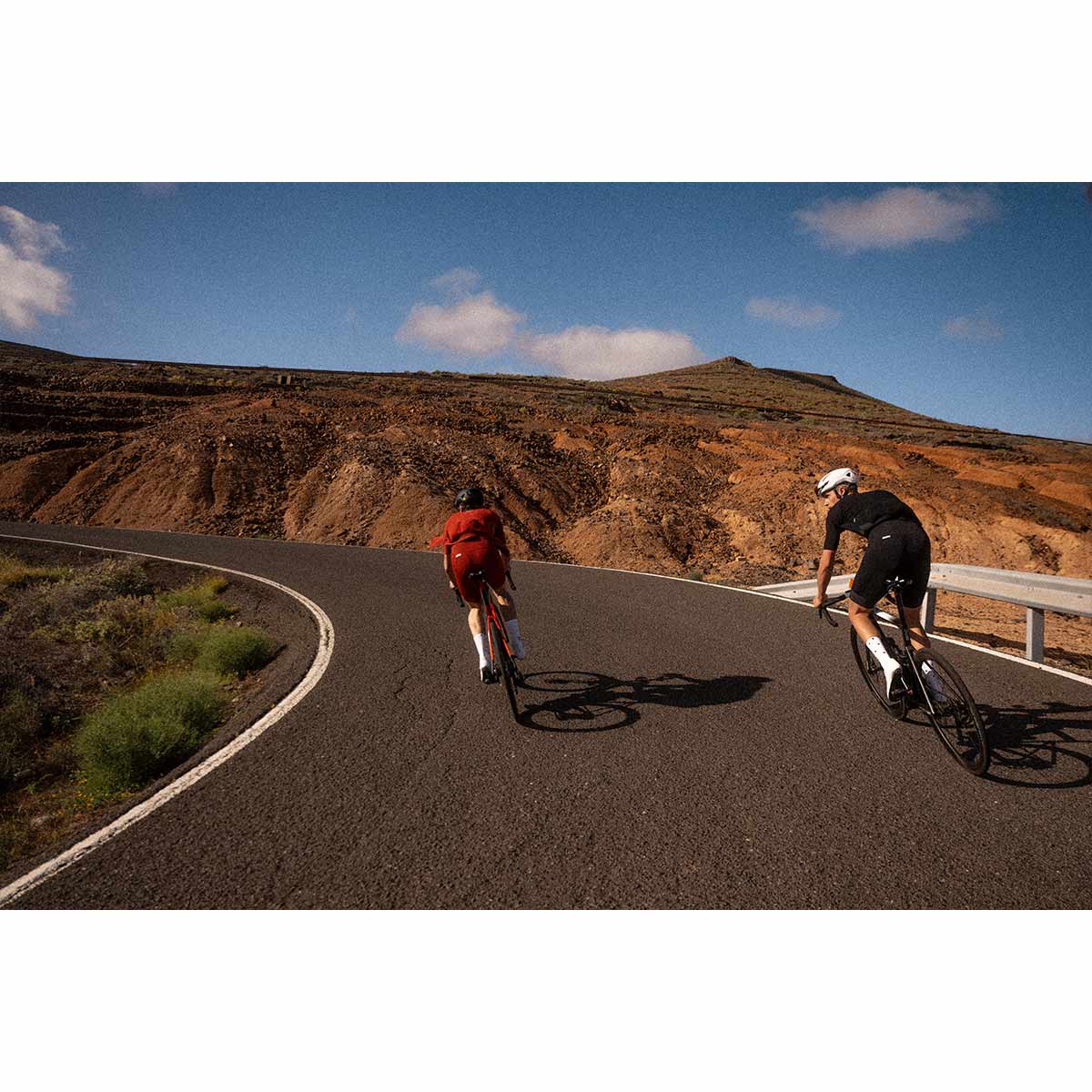 FINGERSCROSSED #ROAD BIB MEN Fahrradhose Rennradhose Männer Radsport black schwarz FINGERSCROSSED #ROAD BIB MEN Fahrradhose Rennradhose Männer Radsport black schwarz zwei Radfahrer Strasse Models