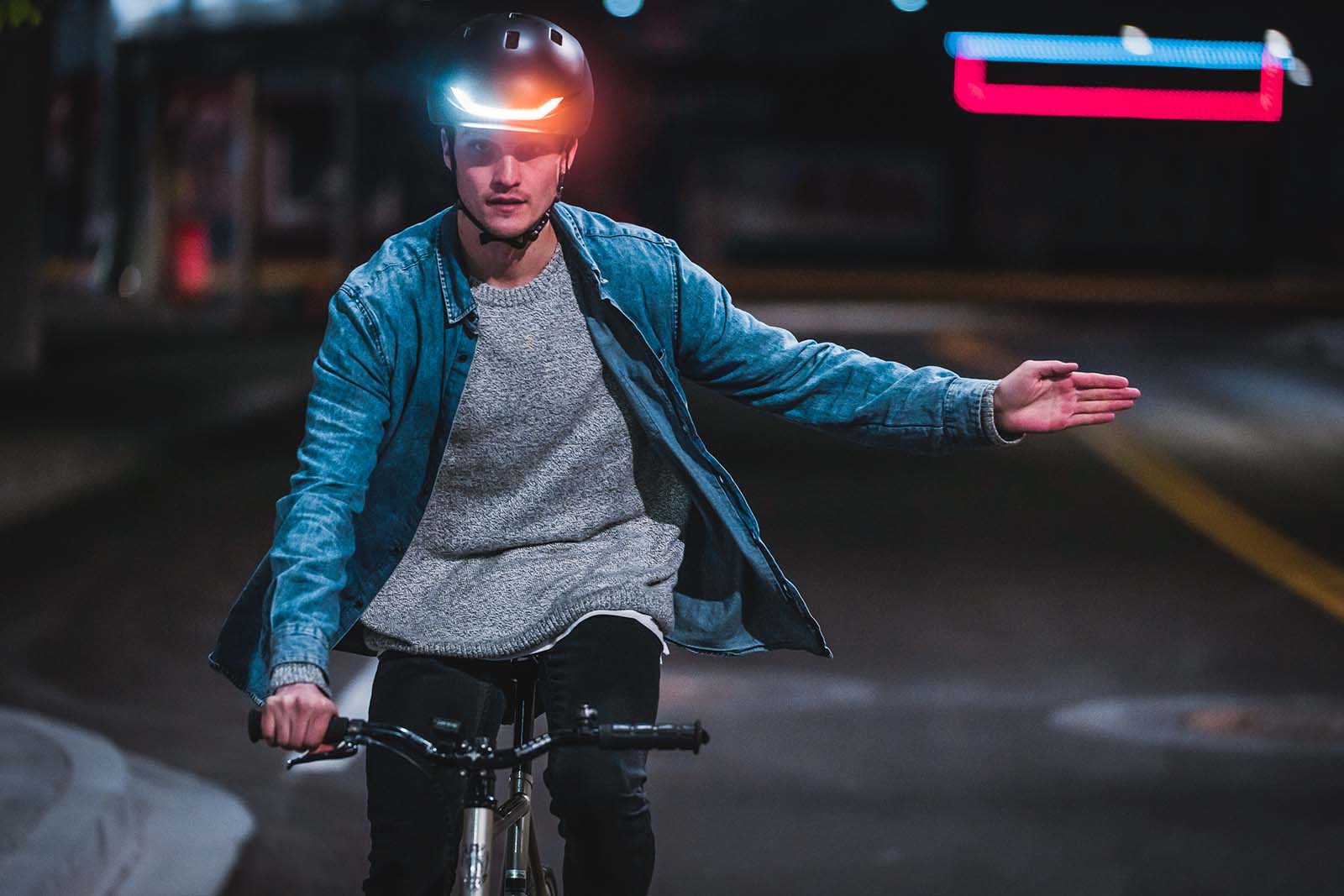 Lumos Street MIPS Fahrradhelm Lumos-Street_Indicating_Front