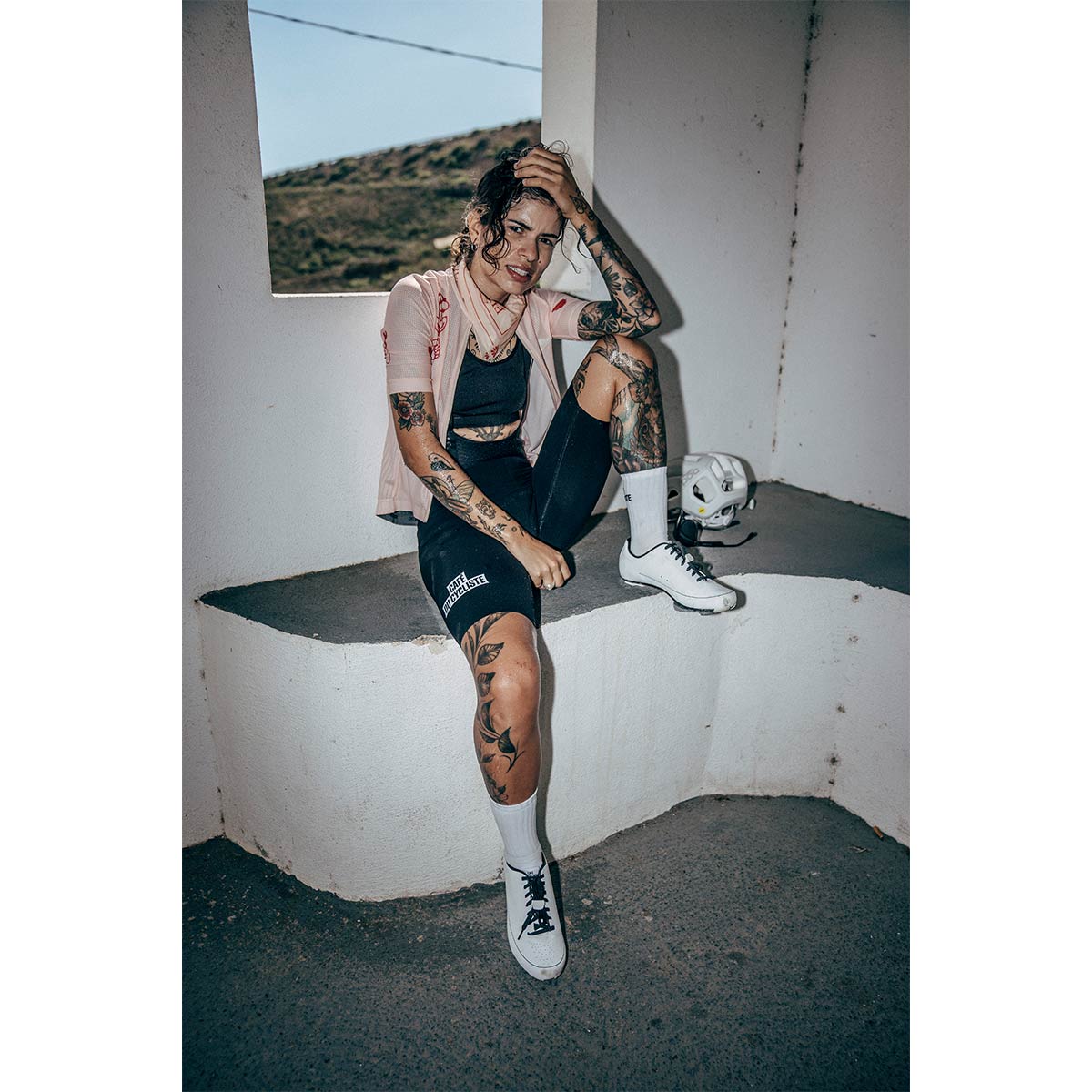 Café du Cycliste Bandana Play Rosa Unisex Radsport Café du Cycliste Bandana Play Rosa Unisex Radsport Model verschwitzt