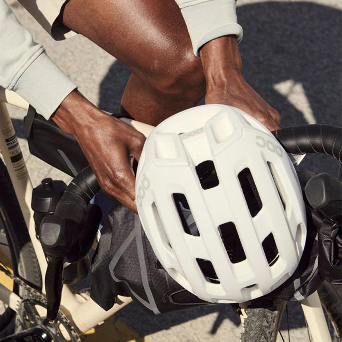 POC Ventral Air MIPS Fahrradhelm Clavin_Outfit_2-3