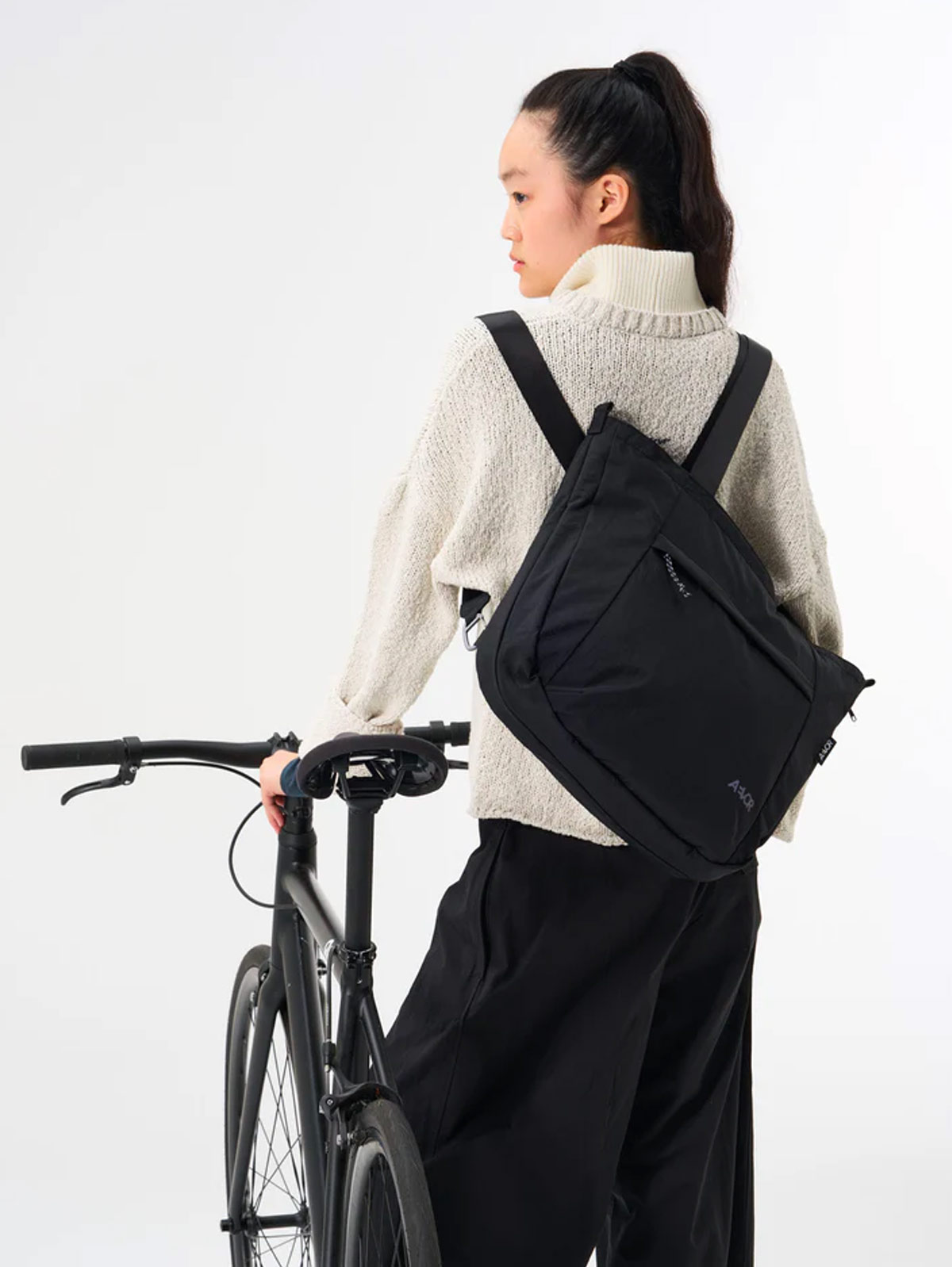 AEVOR Bike Shopper 20L Tasche AEVOR_Bike-Shopper_black_09, Erwachsener, Weiblich, Person, Frau, Fahrrad