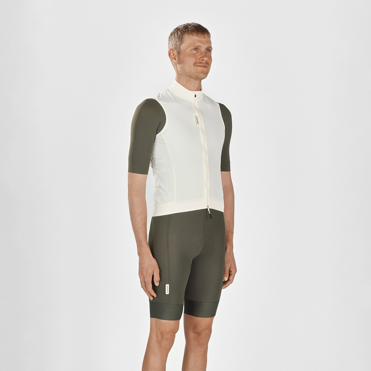 FINGERSCROSSED ROAD WIND VEST Men Weste Windbreaker Männer Radsport antique cream weiss beige FINGERSCROSSED ROAD WIND VEST Men Weste Windbreaker Männer Radsport antique cream weiss beige on Model vorne