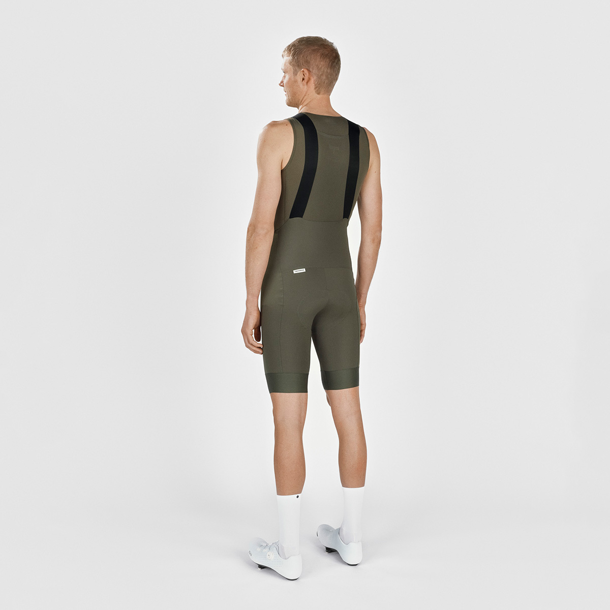 FINGERSCROSSED #ROAD BIB MEN Fahrradhose Rennradhose Männer Radsport olive FINGERSCROSSED #ROAD BIB MEN Fahrradhose Rennradhose Männer Radsport olive on Model von hinten