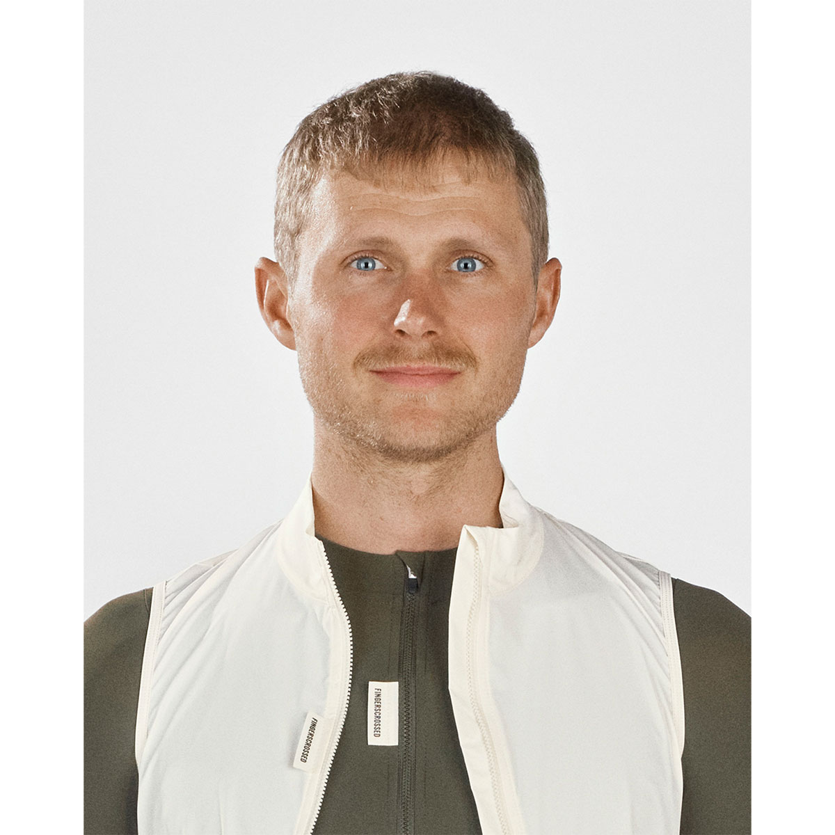 FINGERSCROSSED ROAD WIND VEST Men Weste Windbreaker Männer Radsport antique cream weiss beige FINGERSCROSSED ROAD WIND VEST Men Weste Windbreaker Männer Radsport antique cream weiss beige Portrait frontal Kragen on Model