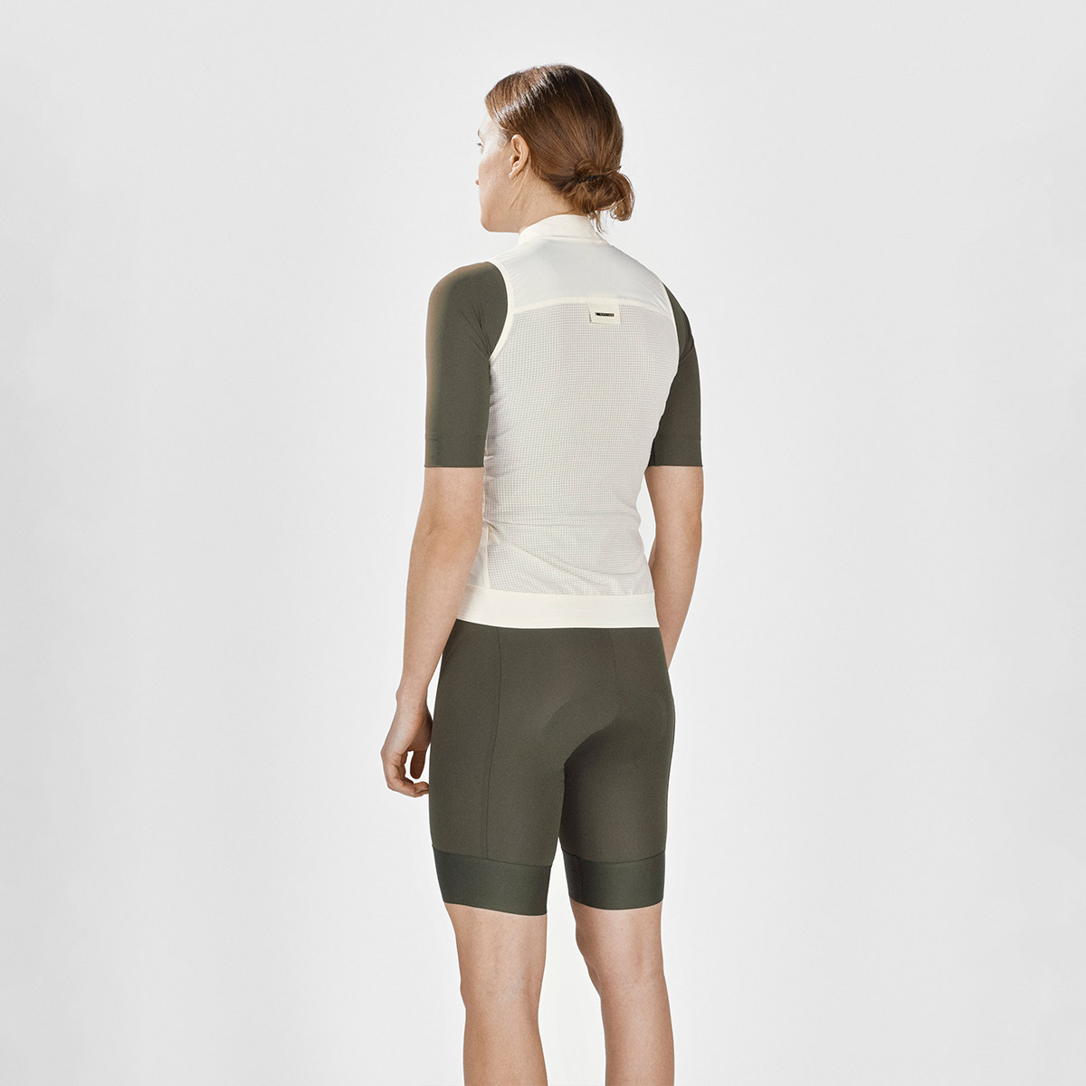 FINGERSCROSSED ##ROAD VEST WOMEN Radsport Weste Damen Windbreaker antique cream beige weiss FINGERSCROSSED ##ROAD VEST WOMEN Radsport Weste Damen Windbreaker antique cream beige weiss on Model hinten