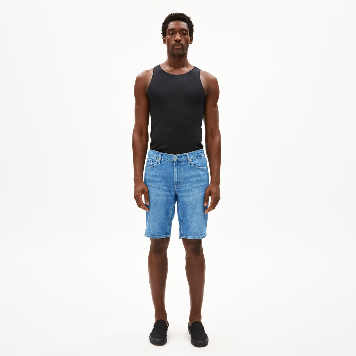 ArmedAngels NAAILO Jeans Shorts Männer Jupiter Blau  ArmedAngels NAAILO Jeans Shorts Männer Jupiter Blau  am Model ganzkörper frontal