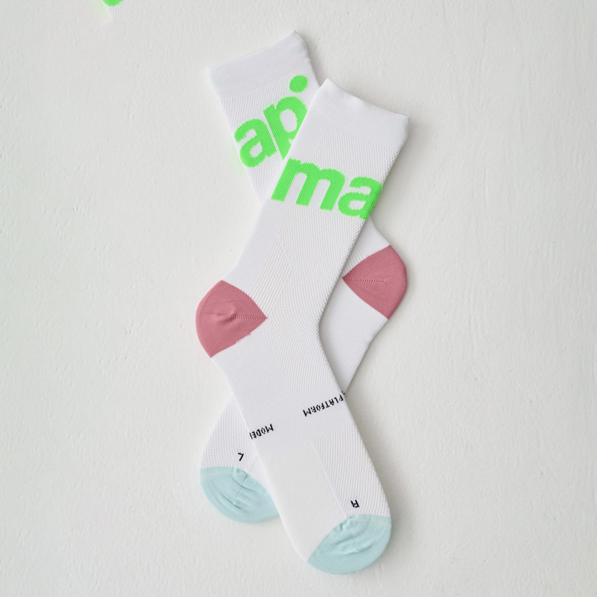 Maap Training Socks Radsport Unisex White Fluoro Lime weiss beide Socken liegen rum