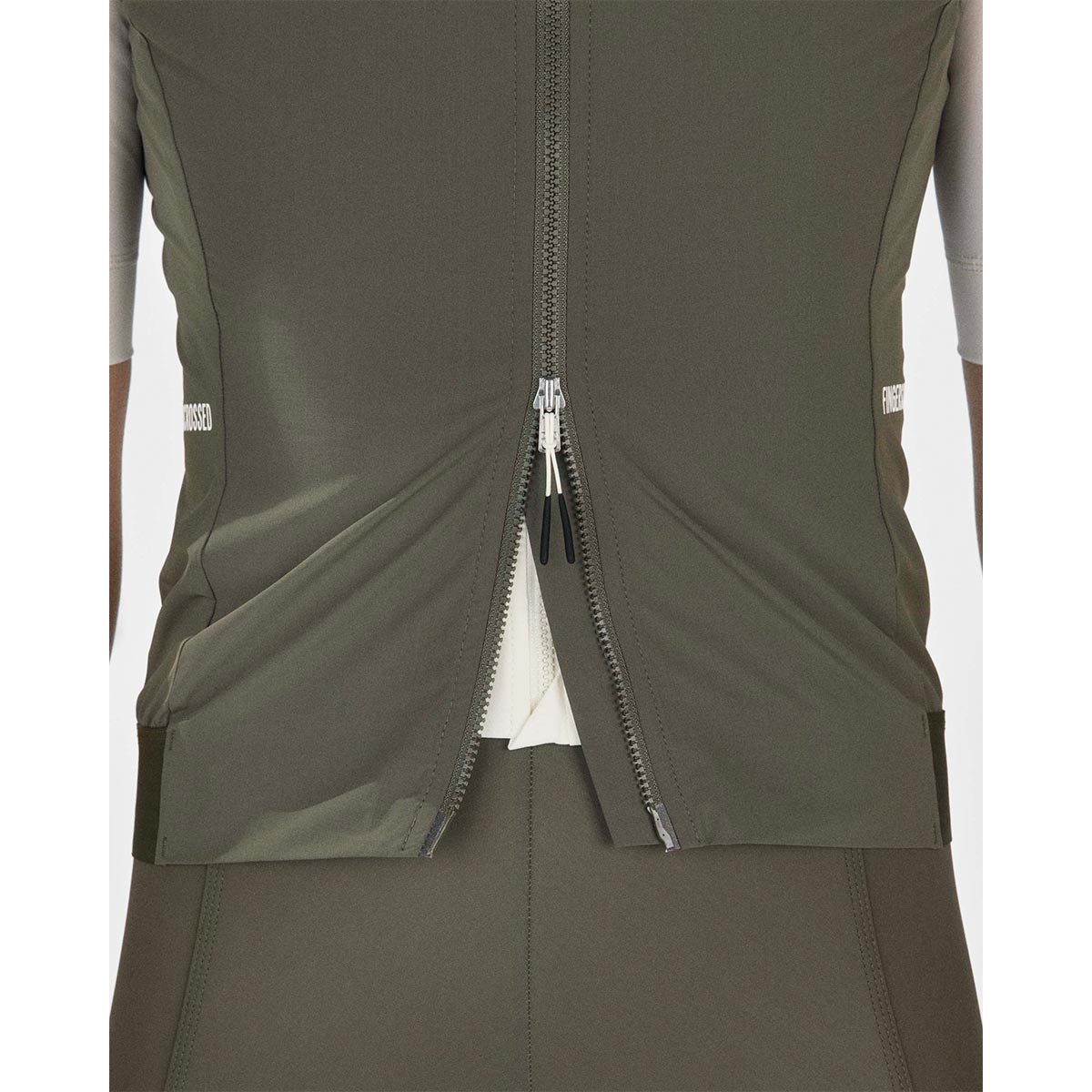 FINGERSCROSSED ##ROAD VEST WOMEN Radsport Weste Damen Windbreaker olive FINGERSCROSSED ##ROAD VEST WOMEN Radsport Weste Damen Windbreaker olive Weste Detail halb offen 2Way Zip Reißverschluss