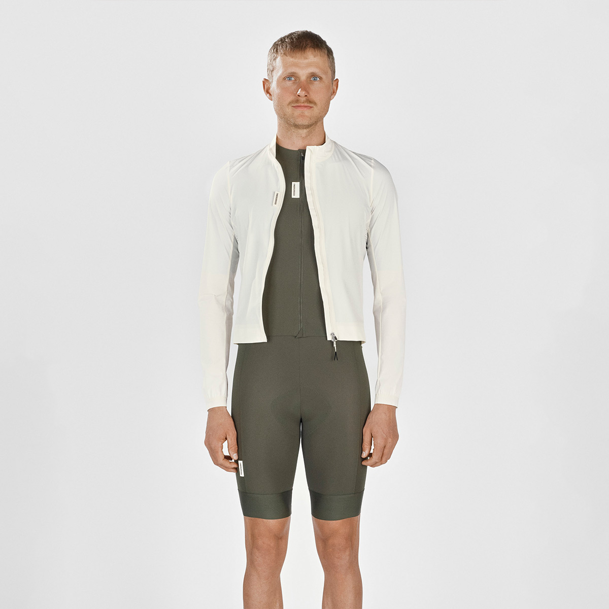 FINGERSCROSSED ROAD WIND JACKET MEN Windjacke Windbreaker Regenjacke Männer Radsport Rennrad antique cream weiss beige FINGERSCROSSED ROAD WIND JACKET MEN Windjacke Windbreaker Regenjacke Männer Radsport Rennrad antique cream weiss beige offen von vorne on Model