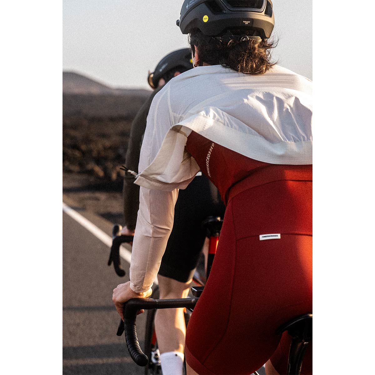 FINGERSCROSSED #ROAD WIND JACKET WOMEN Windjacke Regenjacke Radsport Damen antique cream weiss beige FINGERSCROSSED #ROAD WIND JACKET WOMEN Windjacke Regenjacke Radsport Damen antique cream weiss beige on Model Fahrt