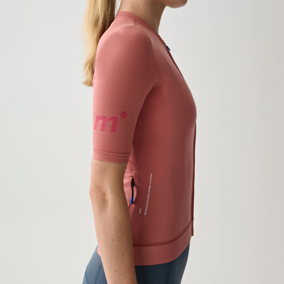MAAP Training Jersey Women Radsport Trikot Dusty Rose Radsport Damen rosa MAAP Training Jersey Women Radsport Trikot Dusty Rose Radsport Damen rosa am Model von der Seite