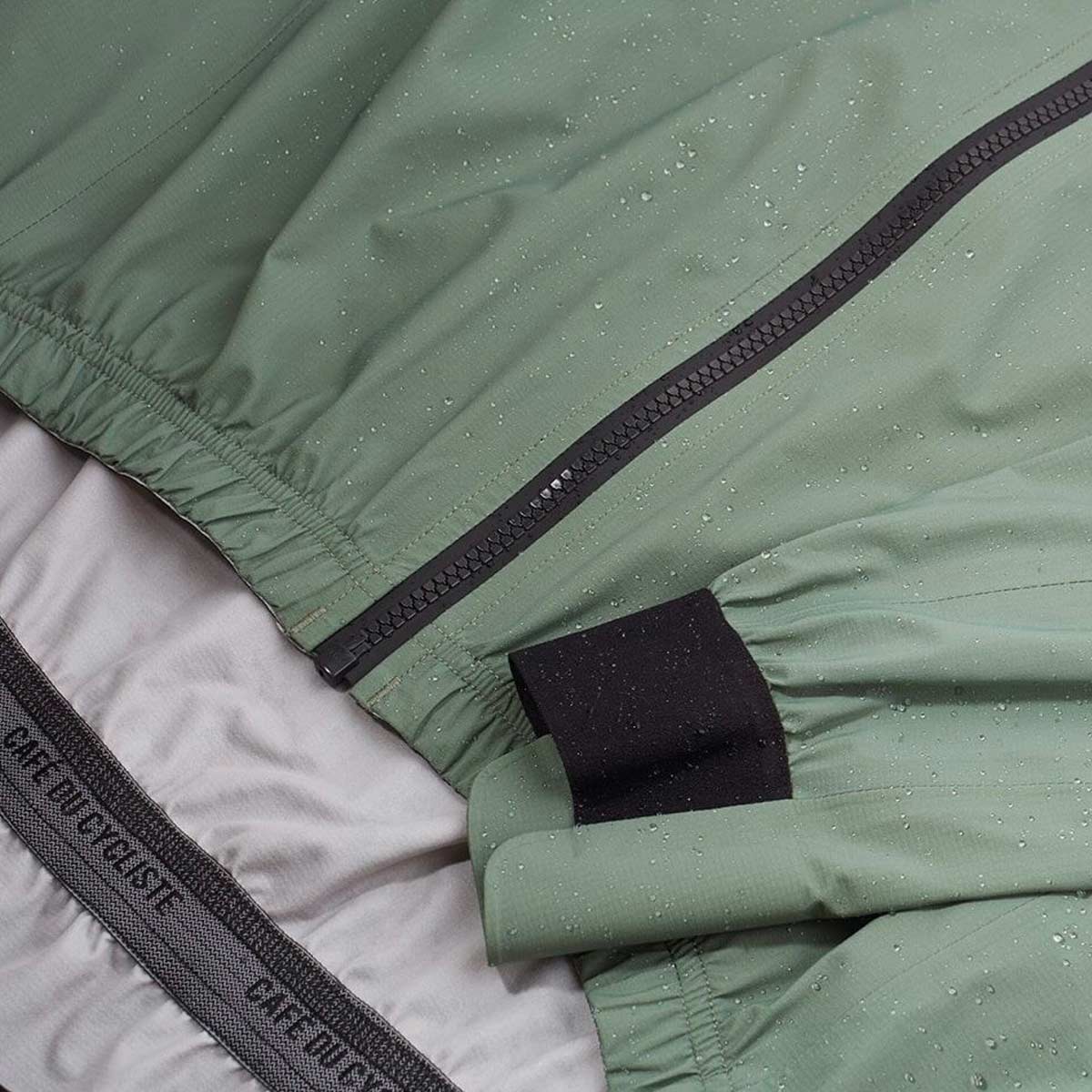 Café du Cycliste Suzette Regenjacke Herren Cafe-du-Cycliste-SUZETTE-Long-Sleeve-Jacket_Pine_05