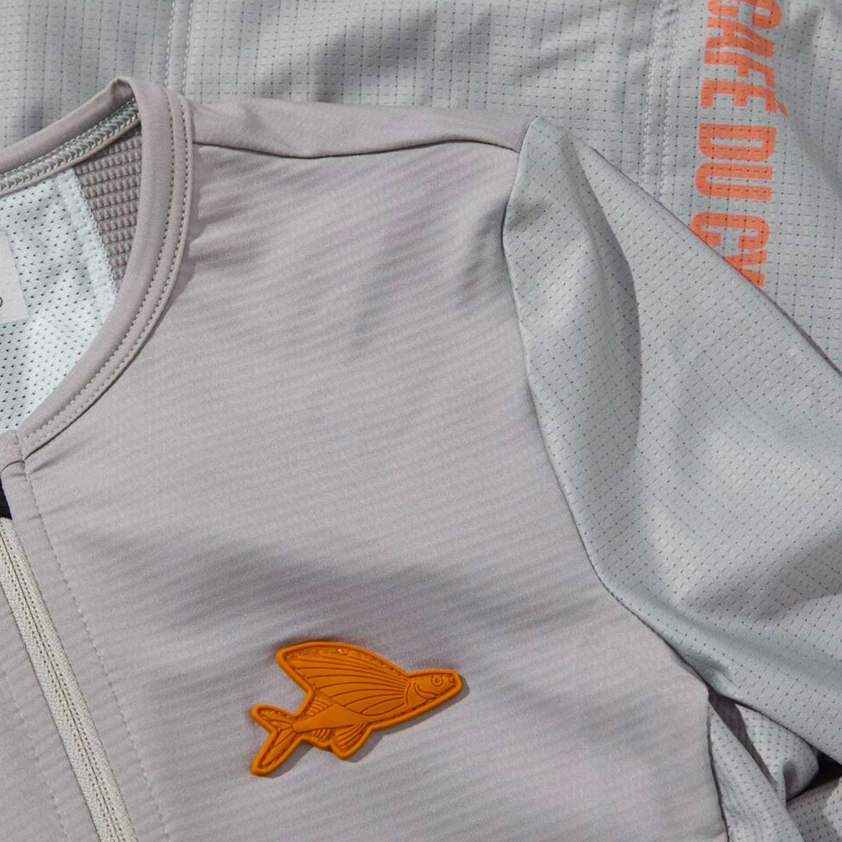Café du Cycliste Olympe Radtrikot Herren Cafe-du-Cycliste-OLYMPE-Short-Sleeve-Jersey_Mountain-Fog_05
