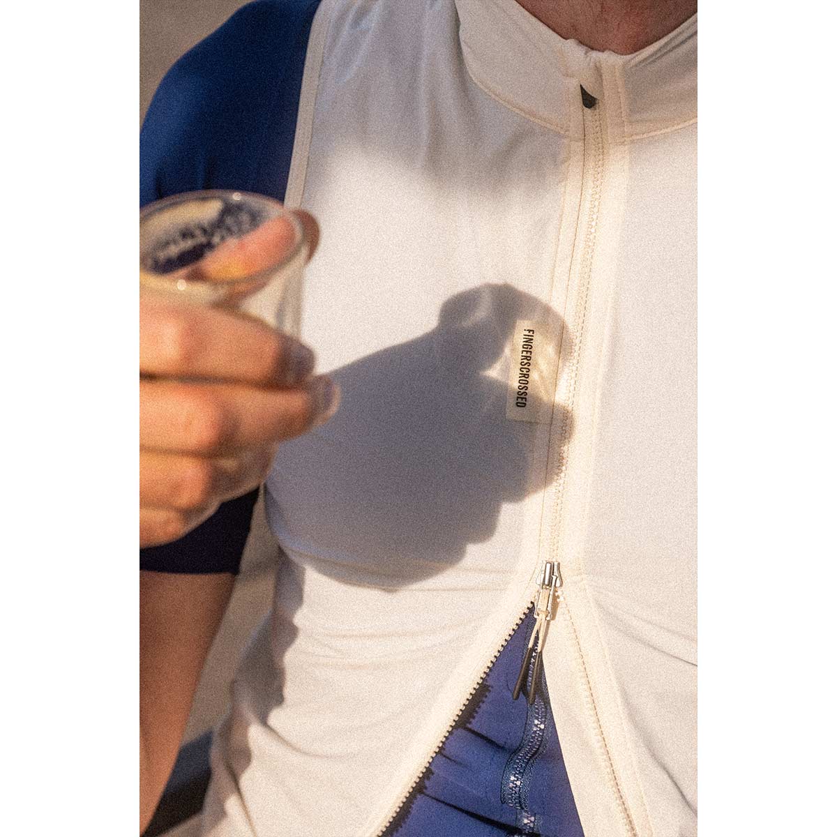 FINGERSCROSSED ROAD WIND VEST Men Weste Windbreaker Männer Radsport antique cream weiss beige FINGERSCROSSED ROAD WIND VEST Men Weste Windbreaker Männer Radsport antique cream weiss beige on Model detail Reißverschluss Pause