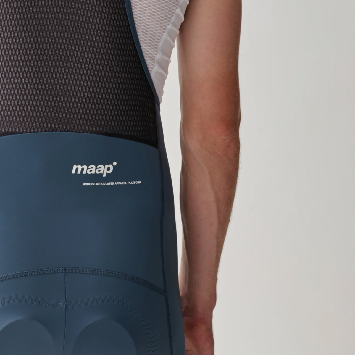 Maap Training Bib 3.0 Men Radsport Hose Midnight Blau Maap Training Bib 3.0 Men Radsport Hose Midnight Blau Detail Model von Hinten Logo