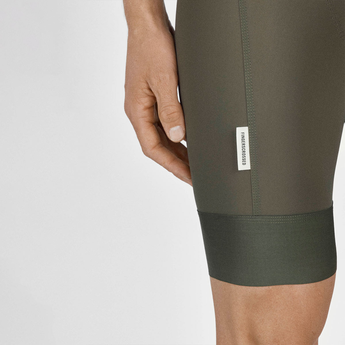 FINGERSCROSSED #ROAD BIB MEN Fahrradhose Rennradhose Männer Radsport olive FINGERSCROSSED #ROAD BIB MEN Fahrradhose Rennradhose Männer Radsport olive Detail Bund Bünchen Naht Logo vorne