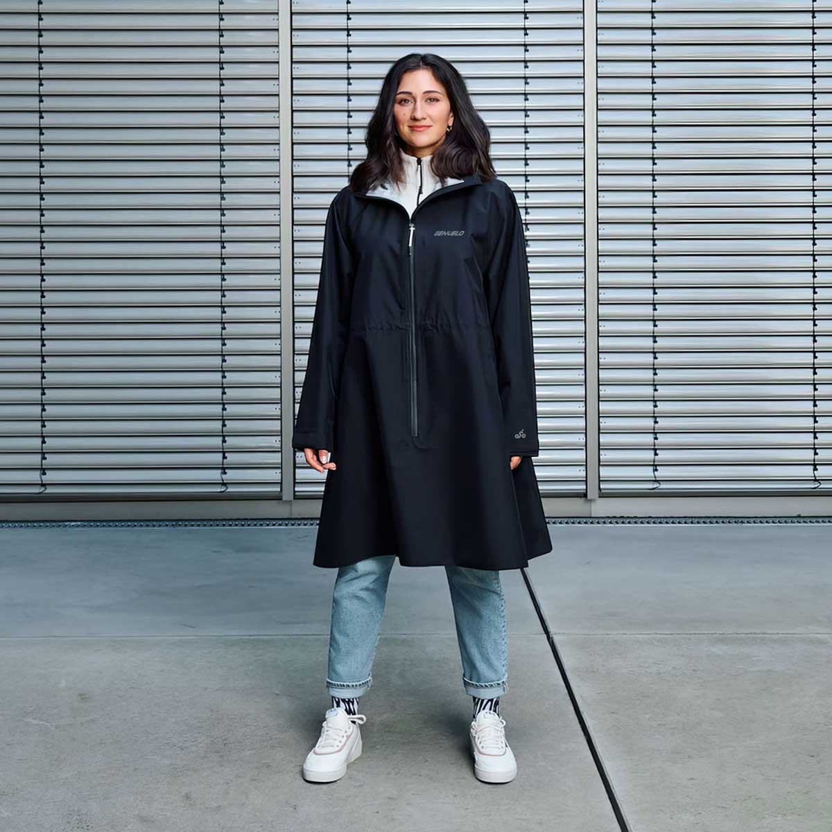 GENVELO Rain Cape Unisex Damen Herren black schwarz Regencape Vaude GENVELO Rain Cape Unisex Damen Herren black schwarz Regencape Vaude weibliches Model steht frontal