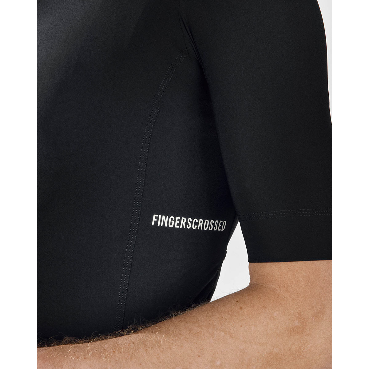 FINGERSCROSSED ROAD JERSEY MEN Fahrradtrikot Trikot Rennrad Männer kurzarm shortsleeve black schwarz FINGERSCROSSED ROAD JERSEY MEN Fahrradtrikot Trikot Rennrad Männer kurzarm shortsleeve black schwarz Detail Schulter Achsel Logo Stoff
