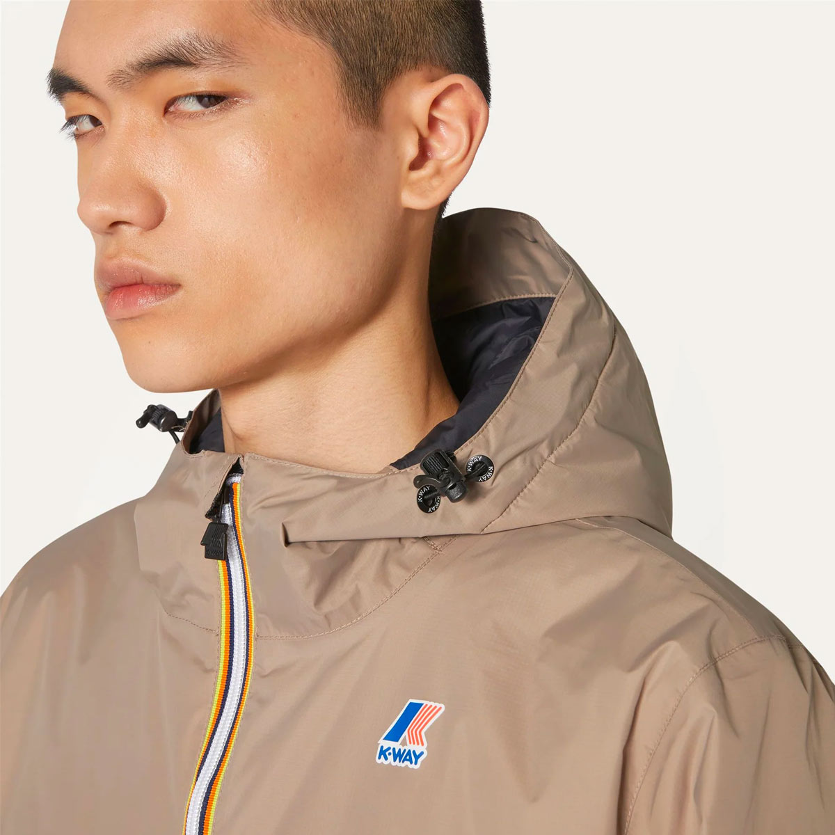 K-WAY Le Vrai 3.0 Claude Regenjacke Unisex K-Way_Le-Vrai-3.0-Claude-warm_jacket_beige-taupe_02