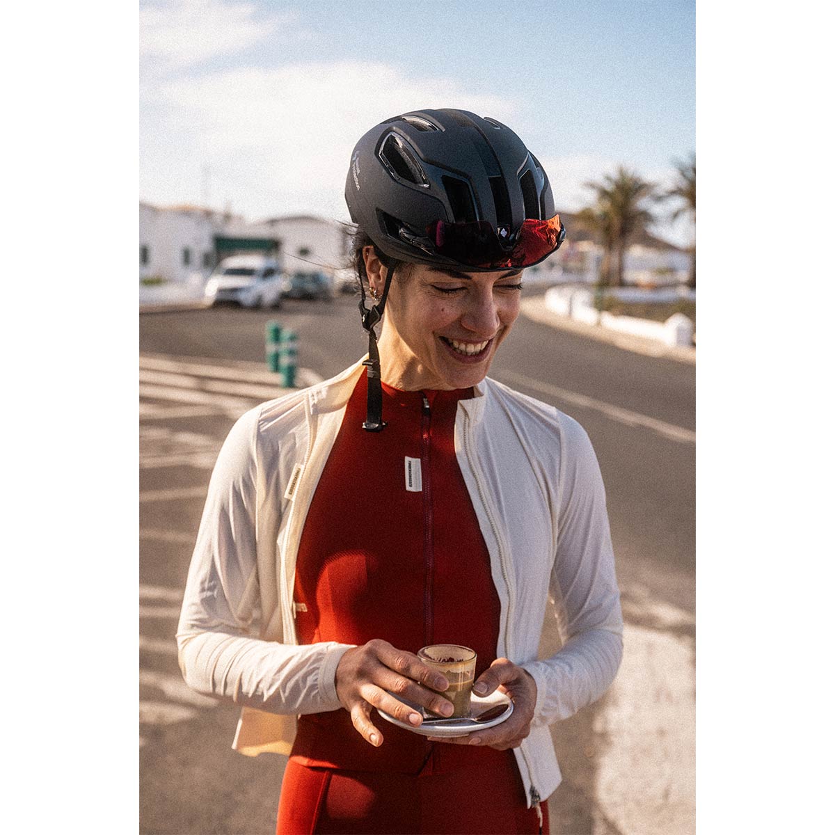 FINGERSCROSSED #ROAD WIND JACKET WOMEN Windjacke Regenjacke Radsport Damen antique cream weiss beige FINGERSCROSSED #ROAD WIND JACKET WOMEN Windjacke Regenjacke Radsport Damen antique cream weiss beige Model trägt Windjacke offen