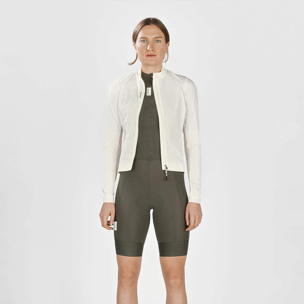 FINGERSCROSSED #ROAD WIND JACKET WOMEN Windjacke Regenjacke Radsport Damen antique cream weiss beige FINGERSCROSSED #ROAD WIND JACKET WOMEN Windjacke Regenjacke Radsport Damen antique cream weiss beige on Model vorne Jacke offen
