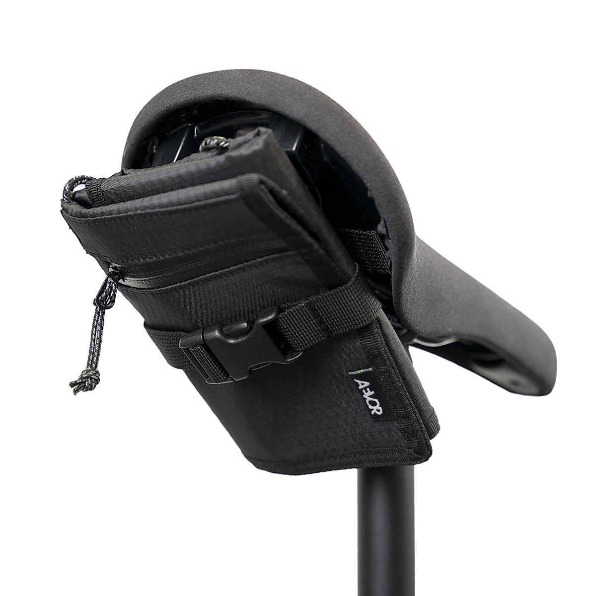 AEVOR Fahrrad Satteltasche klein für Zubehör proof black schwarz AEVOR Fahrrad Satteltasche klein für Zubehör proof black schwarz am Sattel montiert