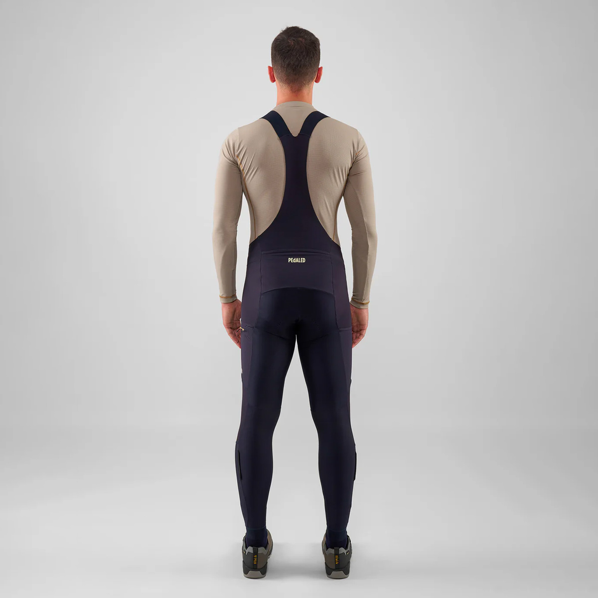 PEdALED Odyssey Cargo Lange Bib Fahrradhose Herren Pedaled_Odyssey-Tight-Men_Dark-Navy_04, Person, Langarm, Ärmel, Anzug, Weste