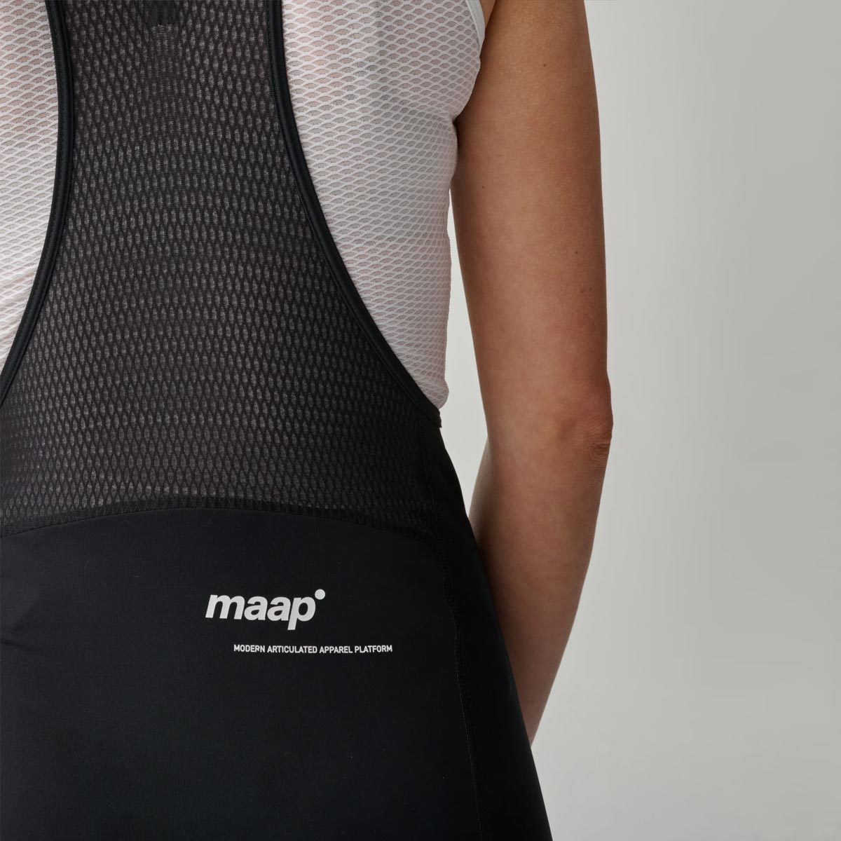 Maap Training Bib 3.0 Women Damen Radsport Hose Black Black Schwarz Maap Training Bib 3.0 Women Damen Radsport Hose Black Black Schwarz Detail am Model Mesh