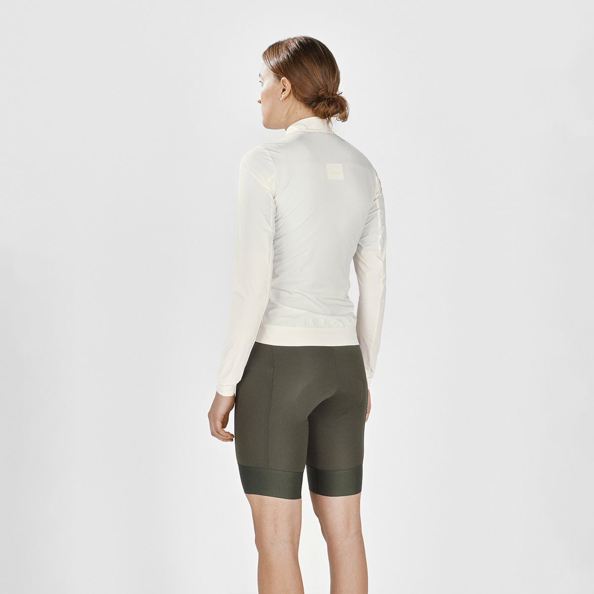 FINGERSCROSSED #ROAD WIND JACKET WOMEN Windjacke Regenjacke Radsport Damen antique cream weiss beige FINGERSCROSSED #ROAD WIND JACKET WOMEN Windjacke Regenjacke Radsport Damen antique cream weiss beige on Model hinten