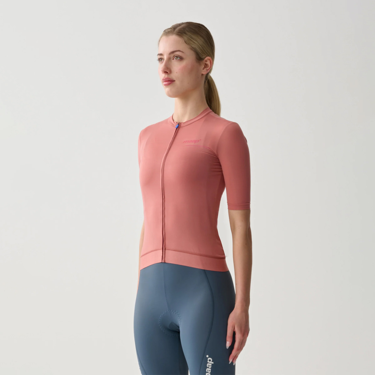 MAAP Training Jersey Women Radsport Trikot Dusty Rose Radsport Damen rosa on Model schräg von vorne