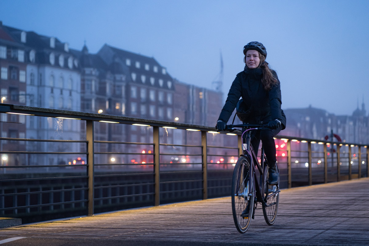 Y by Nordisk Mani Thermo Jacke Damen Mani-1144-black-bike-friendly-jacket-Y-by-Nordisk-AW-image-picture-on-location-im2