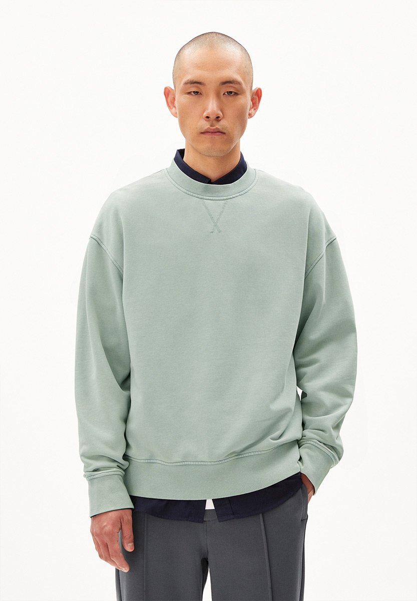 ARMEDANGELS Esaad GMT Dye Sweatshirt Herren AA_30005858-2696_ESAAD-GMT-DYE_morning-drew_05