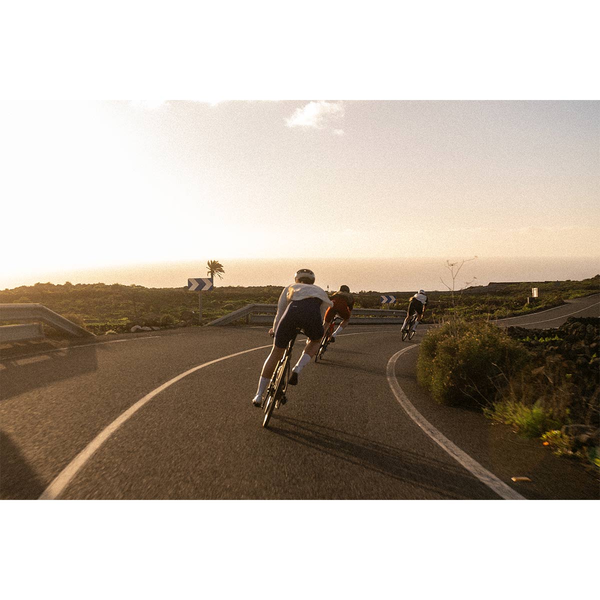 FINGERSCROSSED ROAD WIND JACKET MEN Windjacke Windbreaker Regenjacke Männer Radsport Rennrad antique cream weiss beige FINGERSCROSSED ROAD WIND JACKET MEN Windjacke Windbreaker Regenjacke Männer Radsport Rennrad antique cream weiss beige on Model Sonnenuntergang Rennrad