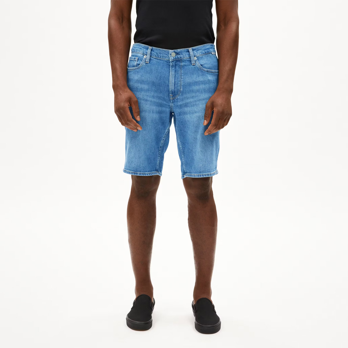 ArmedAngels NAAILO Jeans Shorts Männer Jupiter Blau  ArmedAngels NAAILO Jeans Shorts Männer Jupiter Blau am Model von Vorne Beine