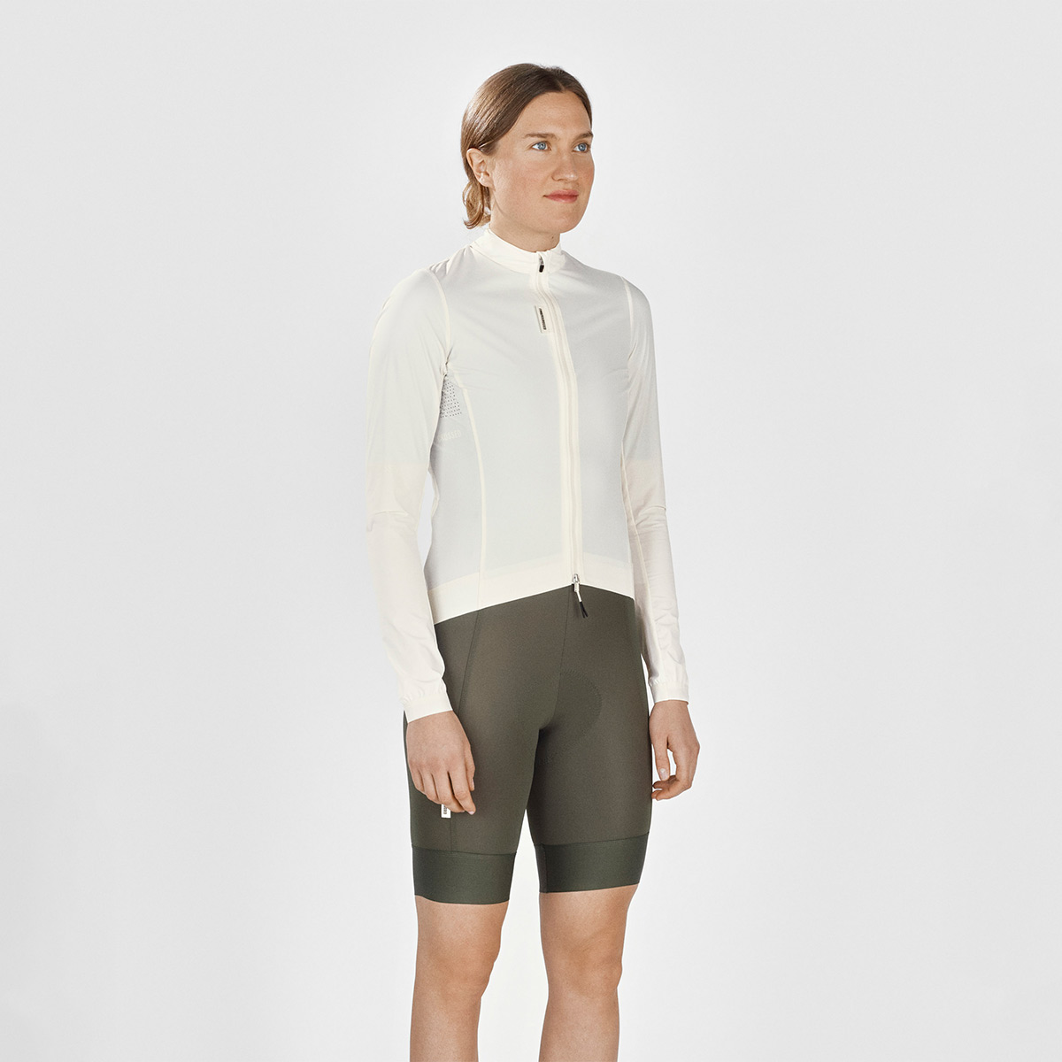FINGERSCROSSED #ROAD WIND JACKET WOMEN Windjacke Regenjacke Radsport Damen antique cream weiss beige FINGERSCROSSED #ROAD WIND JACKET WOMEN Windjacke Regenjacke Radsport Damen antique cream weiss beige on Model vorne