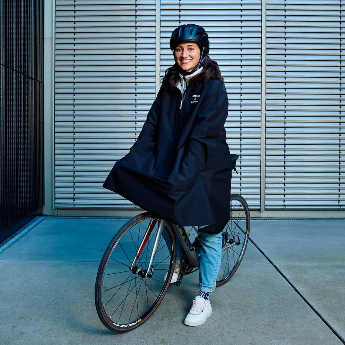 JobRad x Vaude Regencape Unisex black schwarz JobRad x Vaude Regencape Unisex black schwarz auf dem Fahrrad Lenker