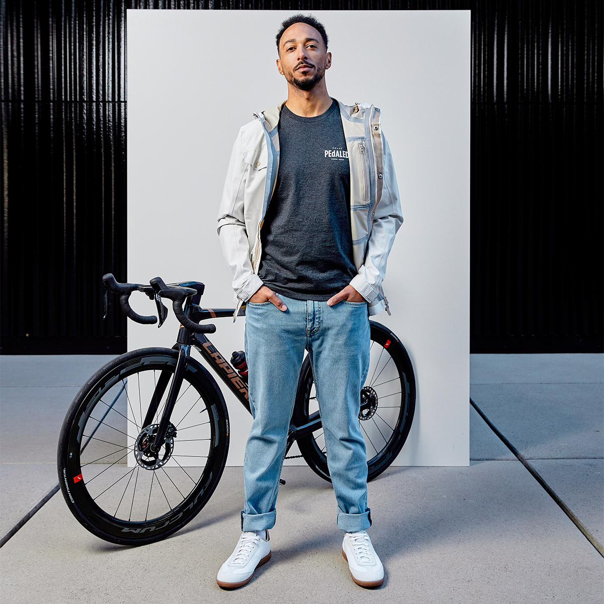 PEdALED Logo T-Shirt Herren outfit-mitch-aarjo-tarpa-tapered-fit-jeans-men-armedangels