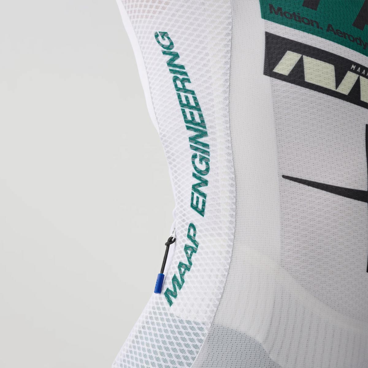 MAAP Drome Pro Air Jersey 3.0 Radsport Trikot Women Damen Icicle MAAP Drome Pro Air Jersey 3.0 Radsport Trikot Women Damen Icicle Details am Model Stoff