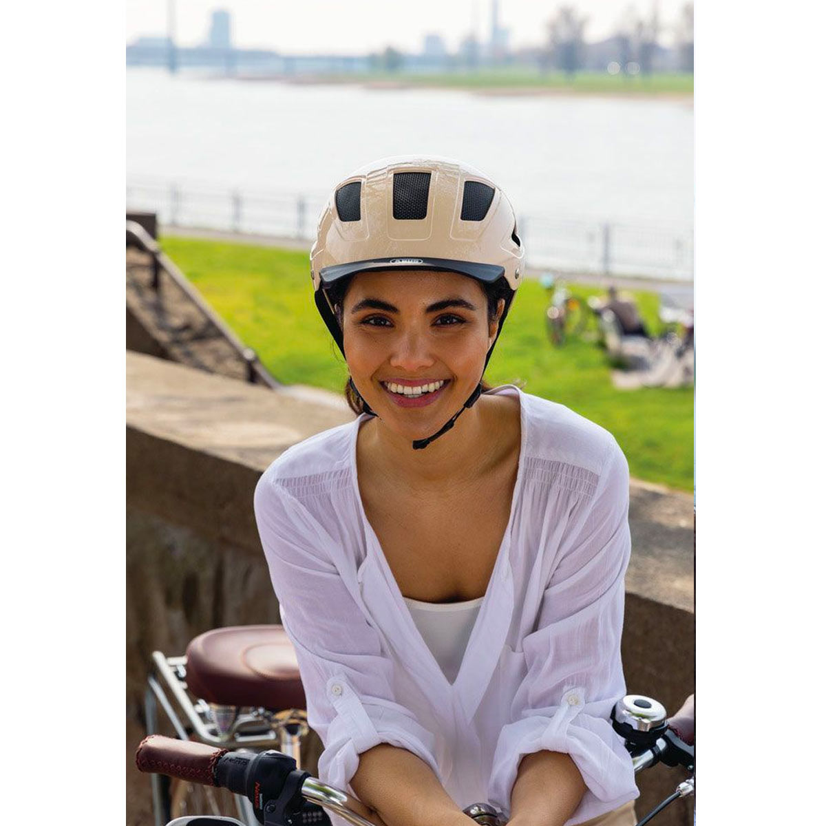 ABUS Hyban 2.0 Fahrradhelm Abus_66706_Mood_Hyban_2-0_00A4446_3, Helme, Erwachsener, Weiblich, Person, Frau