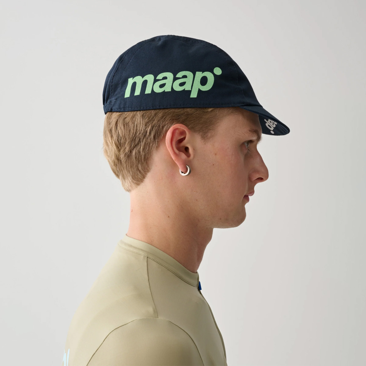 Maap Training-Cap Unisex Radsport Midnight dunkelblau Maap Training-Cap Unisex Radsport Midnight dunkelblau on Model rechte Seite