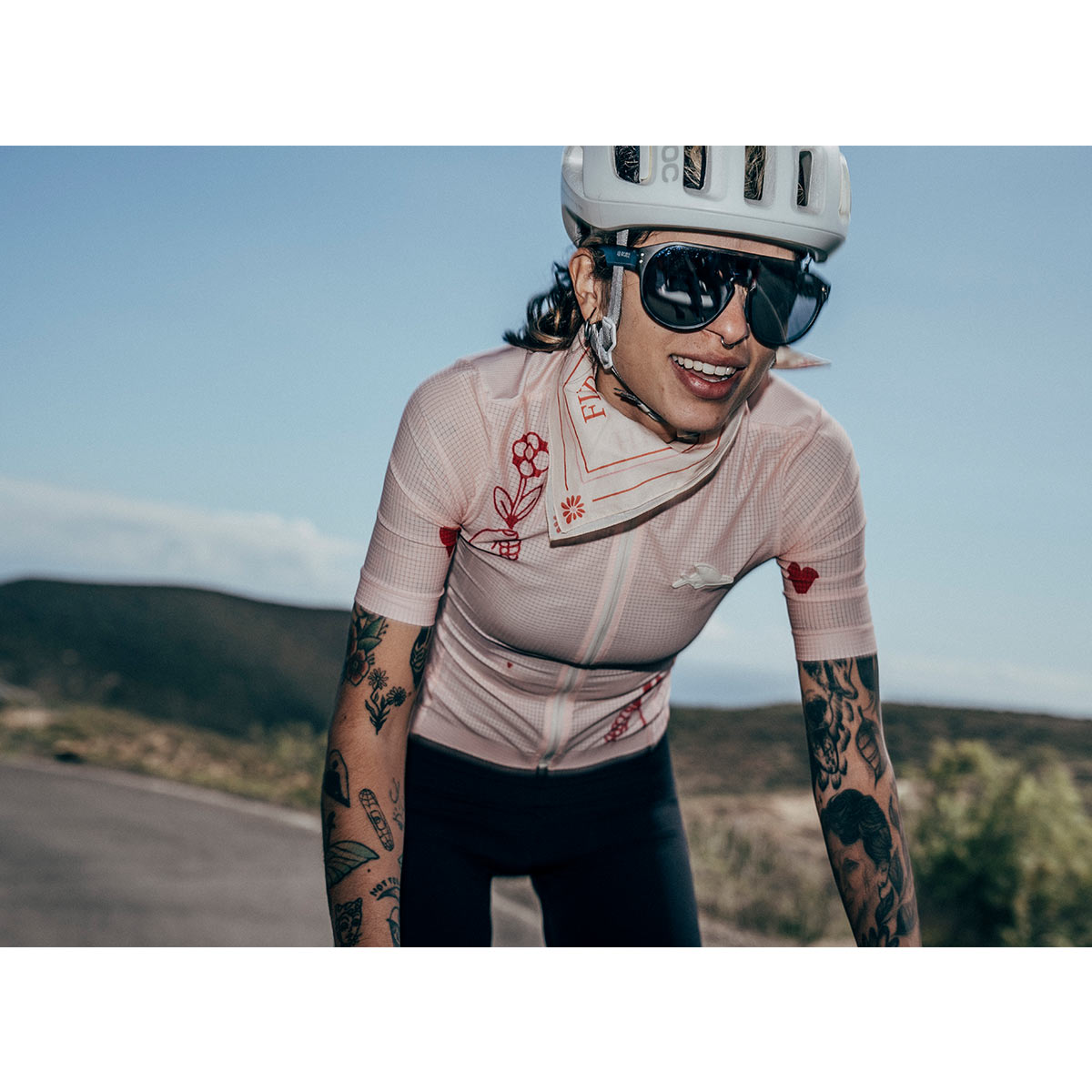 Café du Cycliste Bandana Play Rosa Unisex Radsport Model auf Rennrad