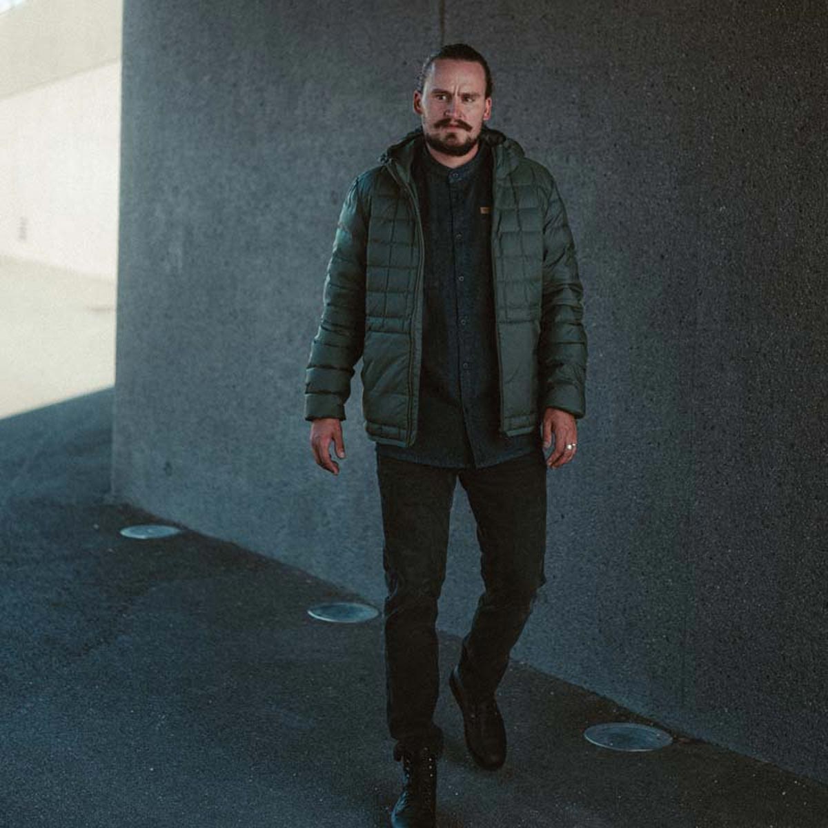 ARMEDANGELS Iaan Slim Fit Straight Jeans Herren 72dpi_0412_WWW-CHRISTOF-WOLF-COM_PaulPrediger_HW23BCRMkYAozk2t2